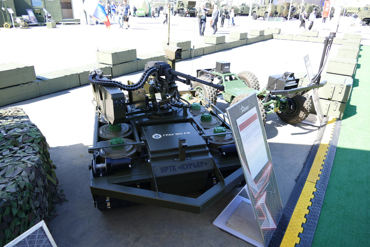 "Курьер" на стенде ГРАУ РФ.