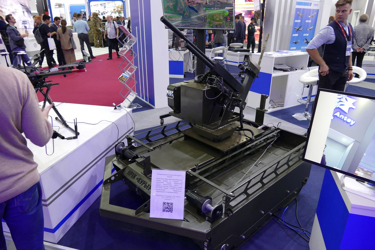 Вторая площадка, где можно было видет этот гусеничный беспилотник.