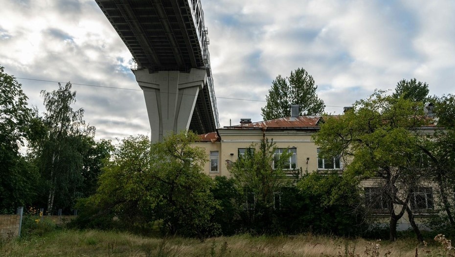    Дом под мостом. Детский сад № 74 (Канонерский Остров, 20) под мостом ЗСД. Путиловская набережная. Автор фото: Тихонов Михаил