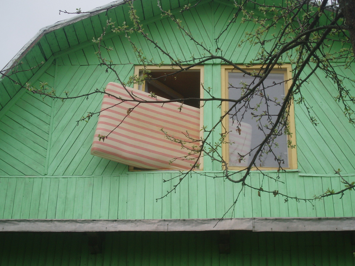 Мне всегда нравилась эта фотка, а оказалось это похоже единственная фотка именно дома. :)