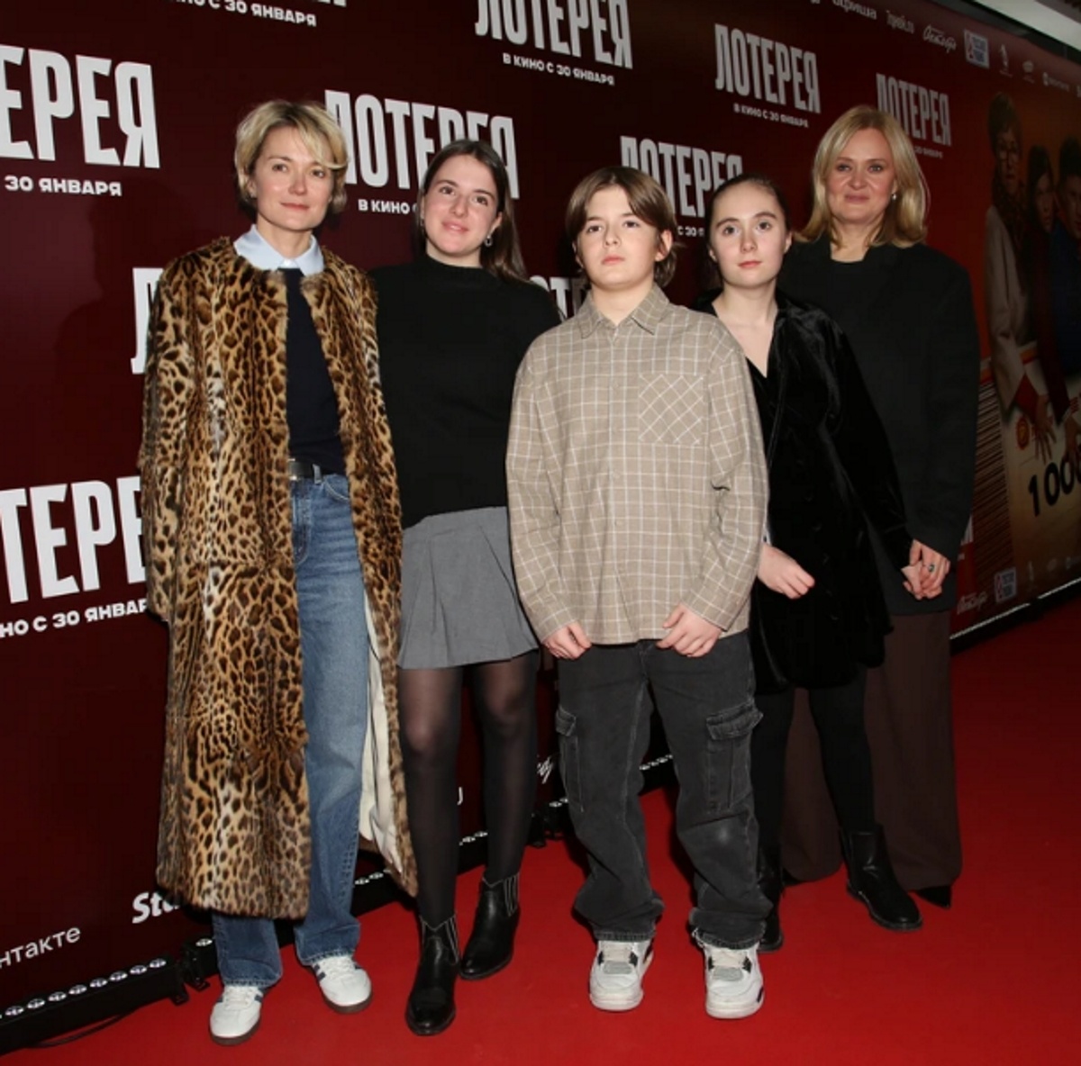 Надежда Михалкова с дочкой Ниной, сыном Ваней и Анна с дочкой Лидой. Фото: Борис Кудрявов / КП