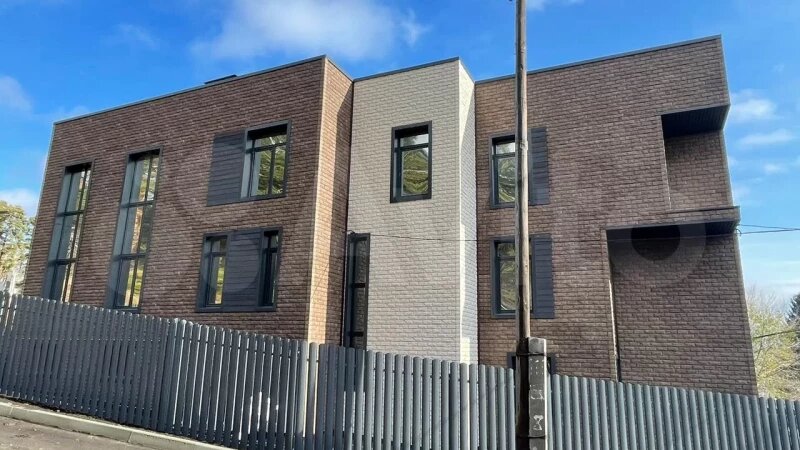     Самый «кривой» коттедж на районе продается за 32 млн рублей «Авито»