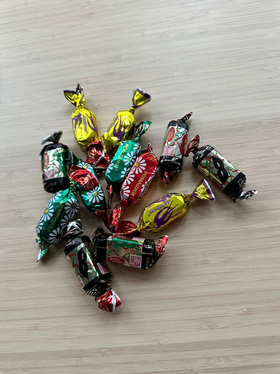 Живу в стране вкуснейшего шоколада, однако в магазин славянских товаров за этими конфетами иногда забегаю. Да, я тот странный человек, который любит «Ромашку». 