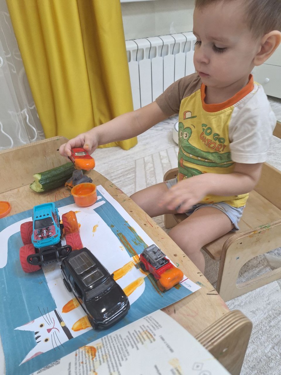 А здесь мы красим все предметы в оранжевый, как робот красил машинки в книге, эх.