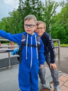 Егору сейчас 7 лет. Он пойдёт в школу в новом учебном году. Очень активный мальчишка, несмотря ни на что.