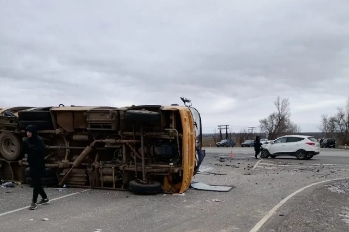    10 школьников остаются в стационаре после ДТП с автобусом под Волгоградом