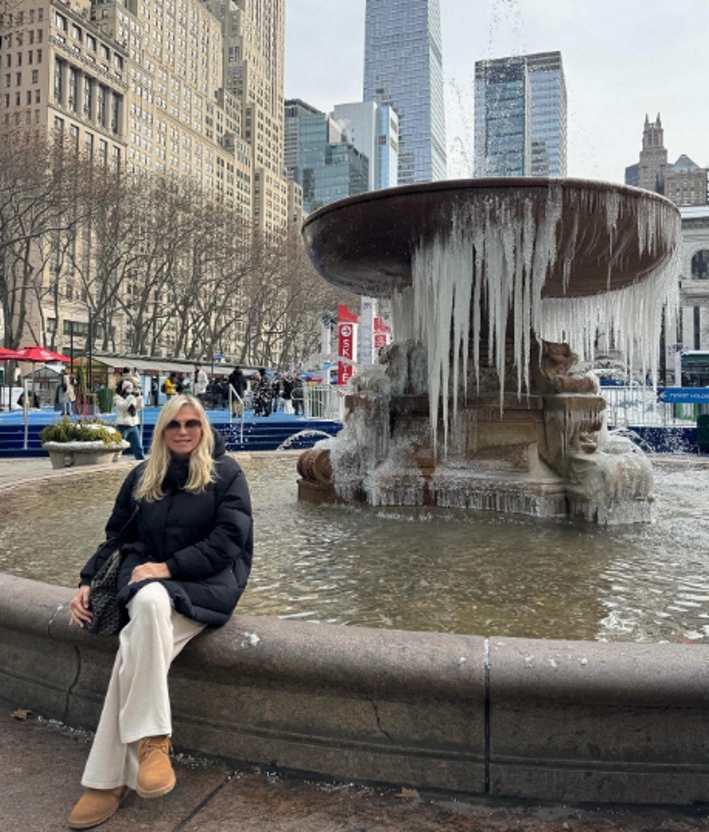 Марина Юдашкина в молочных брюках палаццо и куртке-мешке в Нью-Йорке. Фото: соцсети