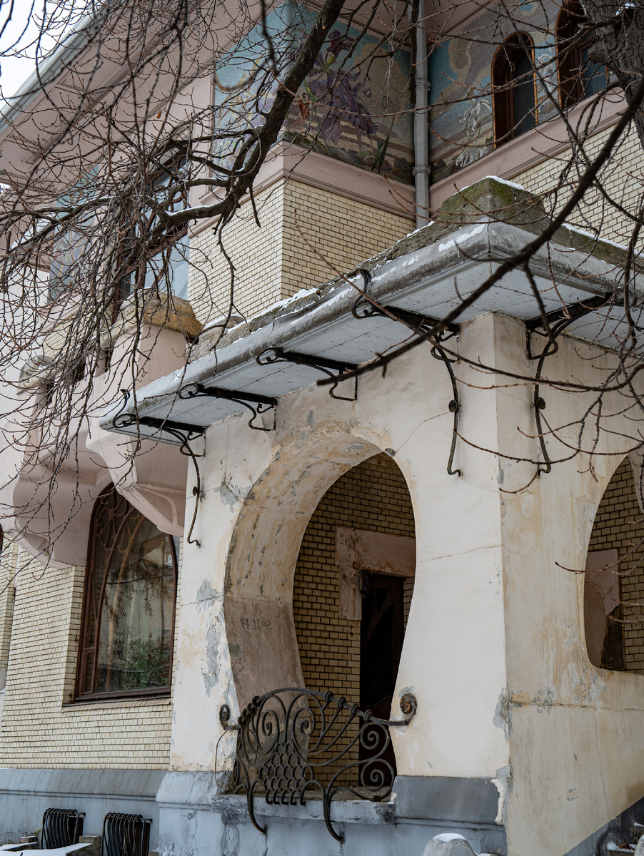 Главное внешнее украшение усадьбы - мозаичный фриз с орхидеями и лилиями по рисункам Шехтеля.