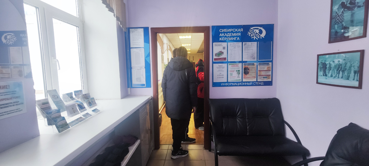 В этой раздевалке нас встречает администратор