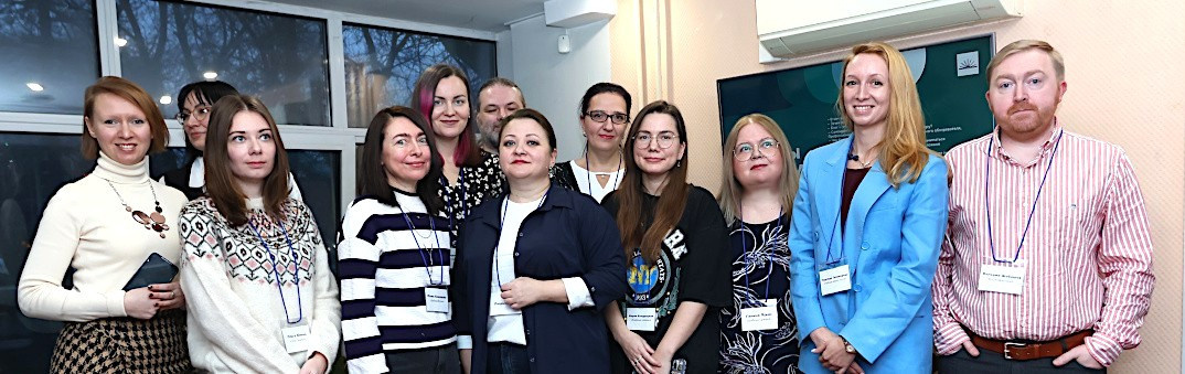 Слева направо: Заведующая библиотекой Ирина Михайловна Асташева, оргазизатор проекта «Книжное собрание» Наталья Чиж, блогеры Ольга Юнина, Юлия Комарова, Мария Носкова, Андрей Манухин, Людмила Личи, Юлия Петрова, Мария Кондрацкая, Галина Лукас, Надежда Тихомирова, Валерий Шабашов.