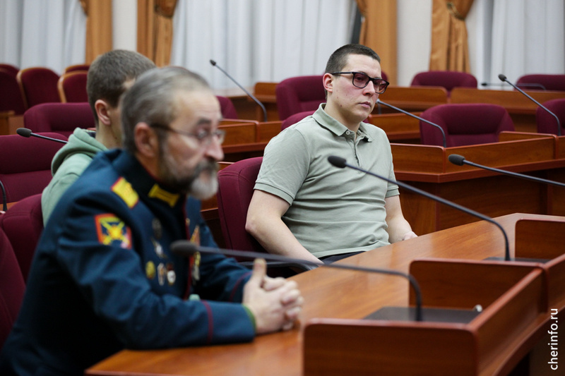    Дружина "Русская община" приписана к управе № 24 в Заречье, но работать будет по всему городу. Удостоверения первым восьми дружинникам вручили в мэрии 21 декабря.