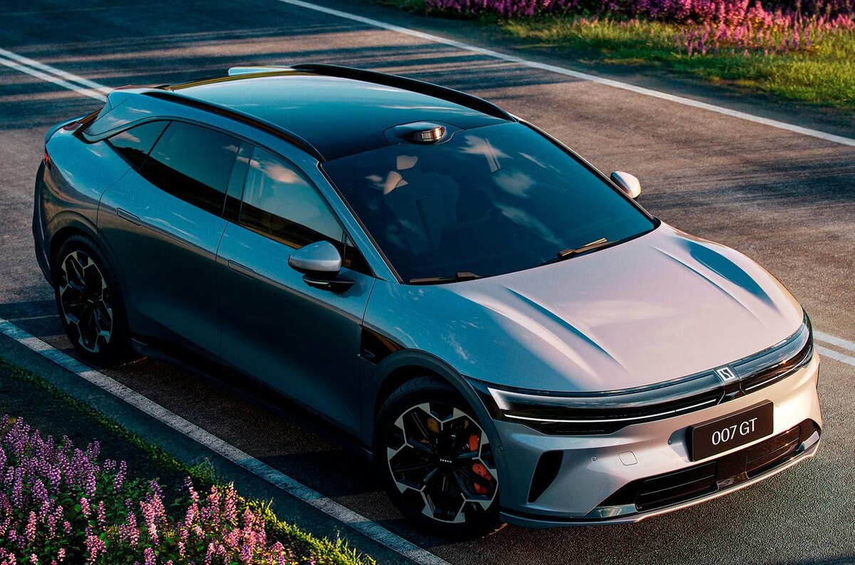 На родине бренда новинка станет доступна во втором квартале, а в Европе появится до конца года. По сравнению с седаном расстояние между осями у пятидверки меньше на три миллиметра (2925 мм), длина — на один миллиметр, а высота — на пять.
© Zeekr