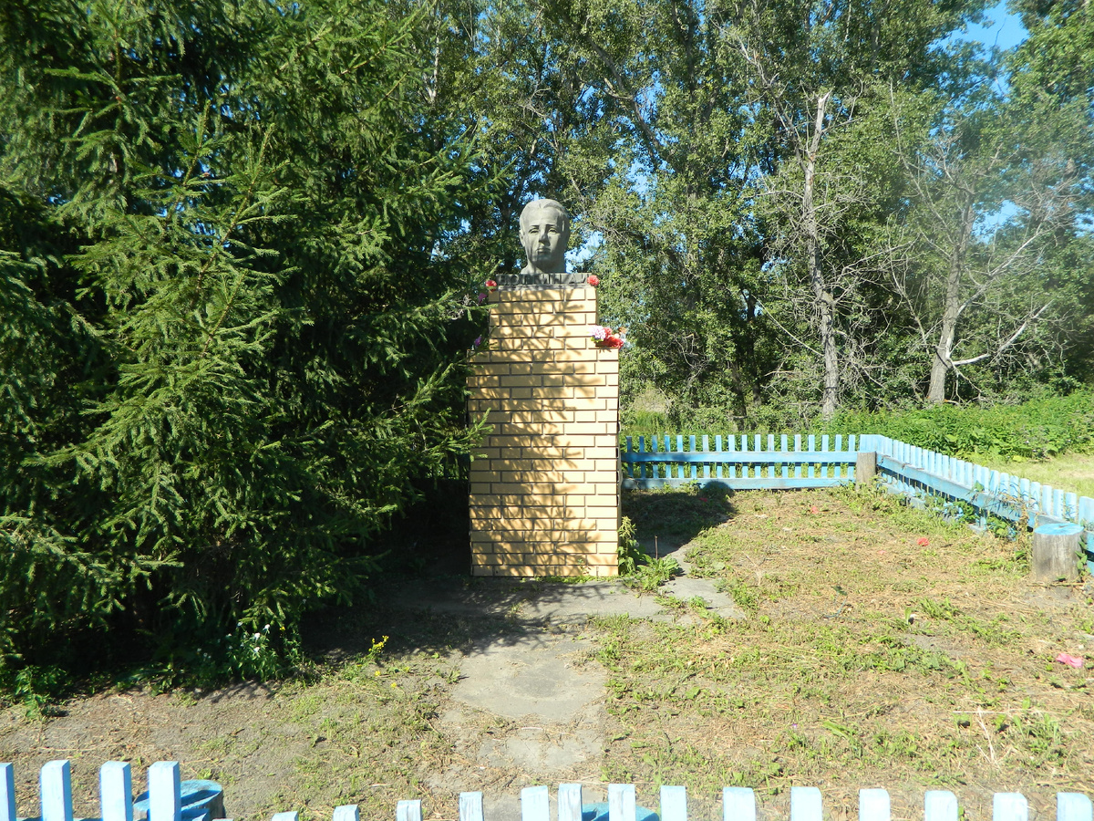 Памятник Волгину А.И. Деревня Шашова, Чернаковское сельское поселение, Упоровский район. 04.08.2022 г.