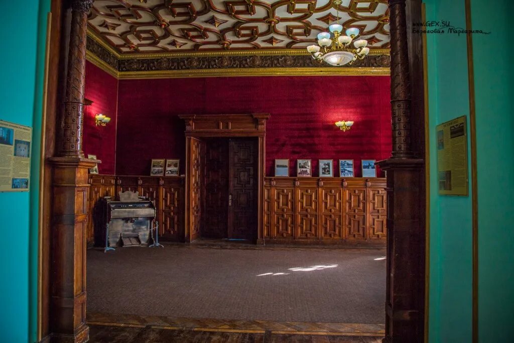 Эта же комната из каминного зала.