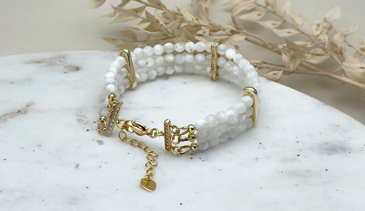 Браслет в три ряда из перламутровых бусин