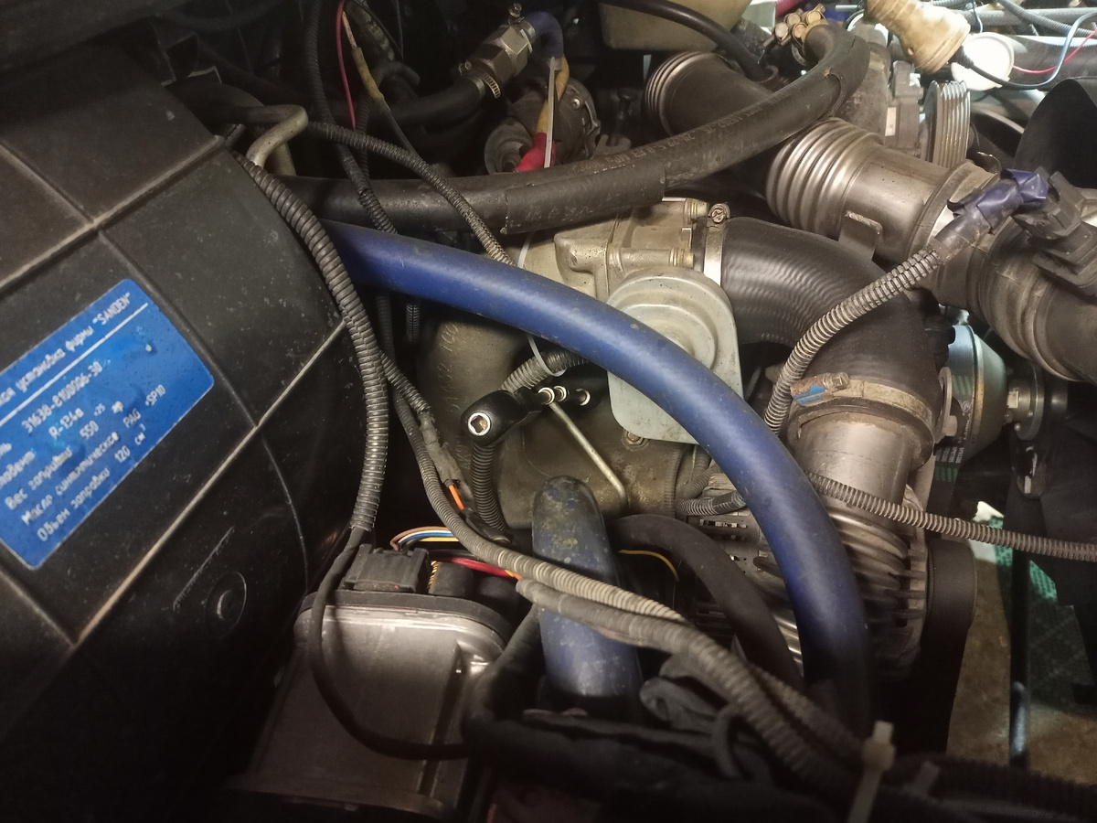 ВЫкручиваю свечу на втором цилиндре. 