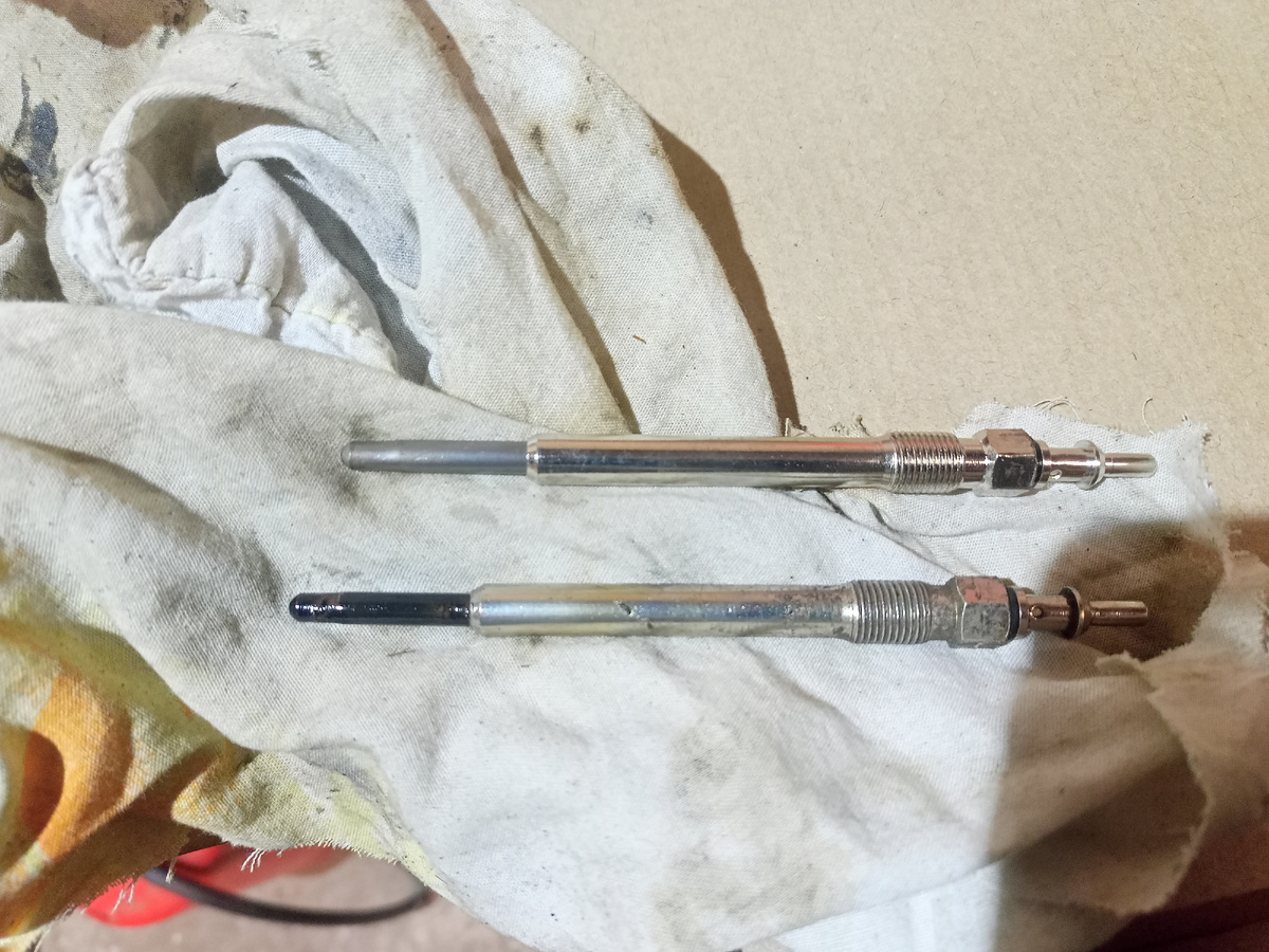 Новая и свеча второго цилиндра.