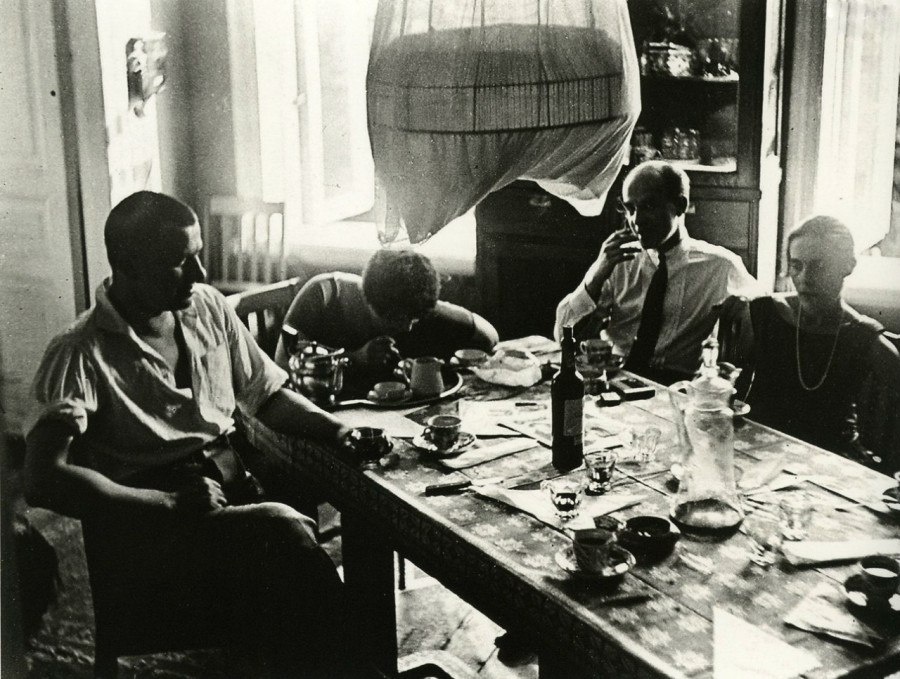 Владимир Маяковский, Варвара Степанова, Осип Бескин и Лиля Брик в квартире Бриков, которая находилась в Гендриковом переулке, 1928 год.Фотограф Александр Родченко.