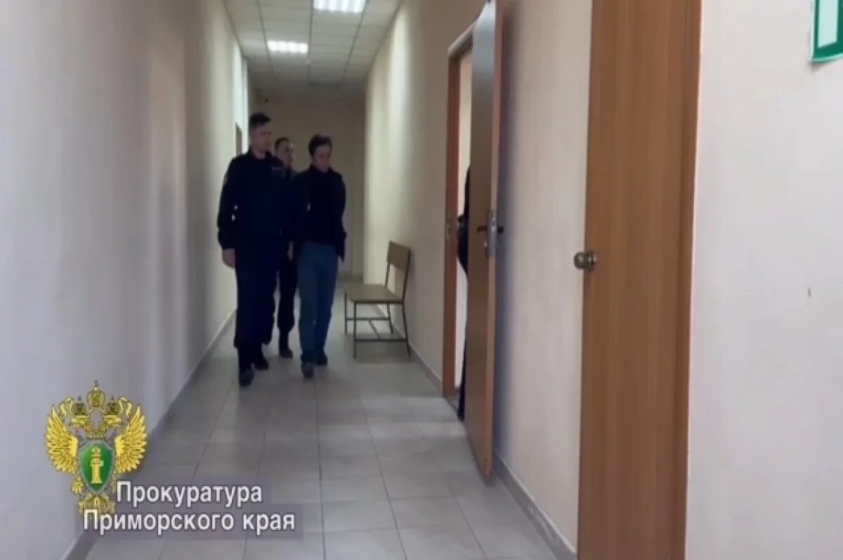    Принимая во внимание мнение прокурора, суд определил меру пресечения в виде заключения под стражу для подозреваемого, ранее имевшего судимость, на срок в 1 месяц и 28 суток