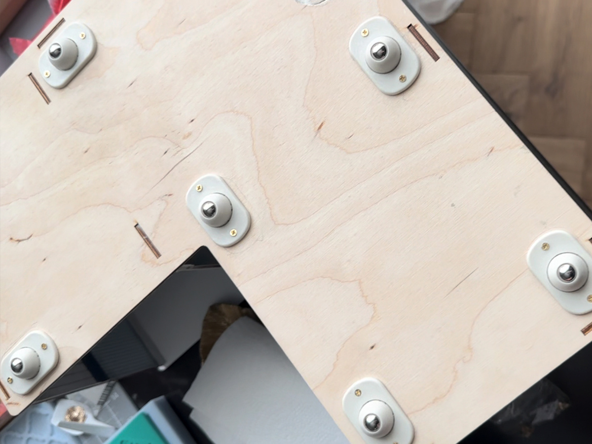 Маленькие колёса для мебели можно найти на маркетплейсах