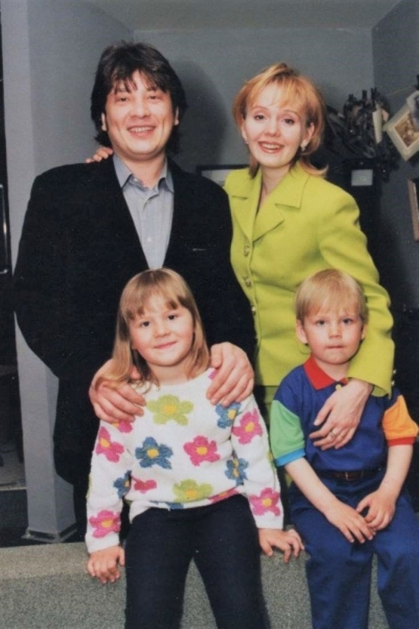 Валерия с Александром Шульгиным, дочкой Анной и сыном Артемием / https://estrada4u.ru