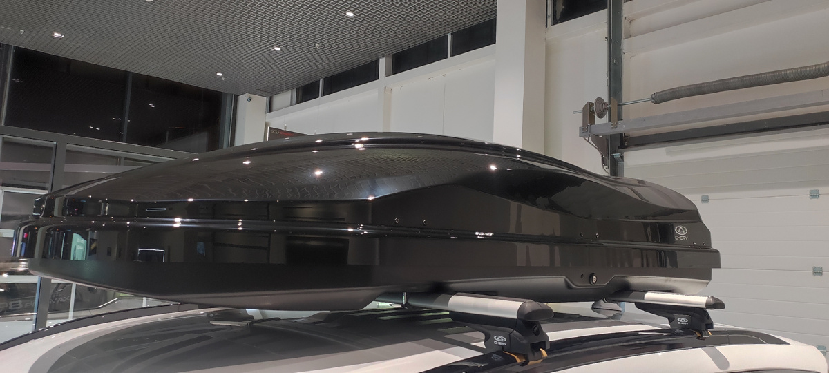 Фирменный автобокс Chery, установленный на поперечины Chery