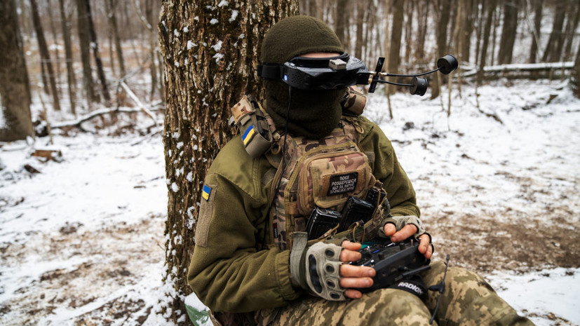     Украинские солдаты управляют боевым дроном Gettyimages.ru