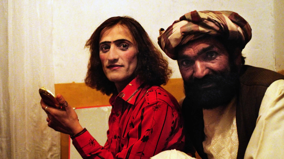 Афганец и бача-бази