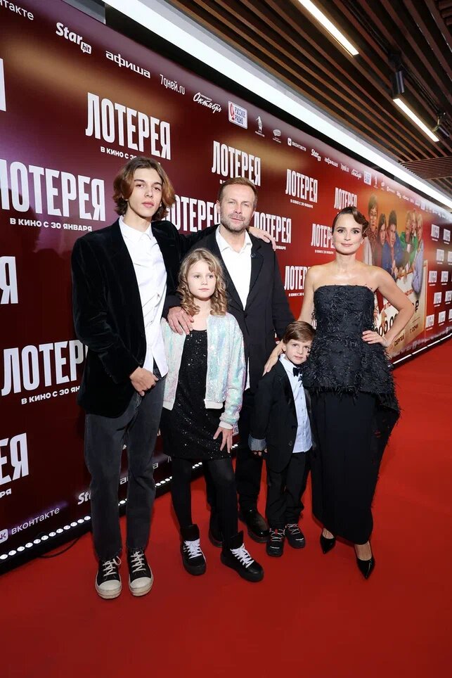    Соня Карпунина, Клим Шипенко с детьми редакция RTWeek