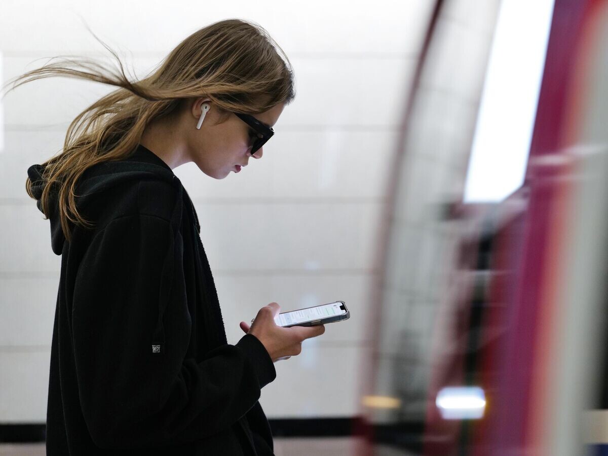    Девушка смотрит сообщение на экране смартфона© РИА Новости / Сергей Пятаков