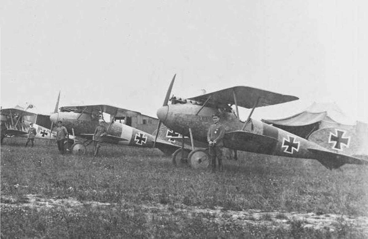 готовность к действию: выстроенные в ряд машины 15-й истребительной эскадрильи, которая также несла потери в атаках на привязные аэростаты противника. Так, например, в 1917 году вице-фельдфебель Айхенауэр погиб при выполнении такого задания