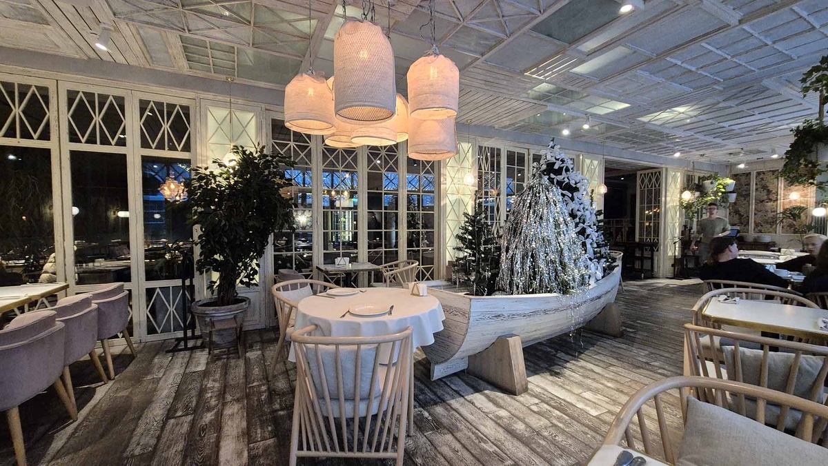 Интерьеры ресторана "Гроза". Листайте галерею, чтобы увидеть ещё фото