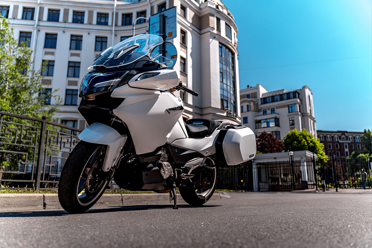 1250TR-G идеален для ровных шоссе — чтобы с комфортом пролетать сотни километров в день