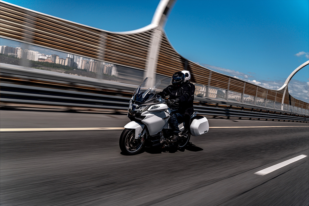 Динамичное ускорение — большой плюс на трассе. На 1250TR-G можно безопасно обгонять машины