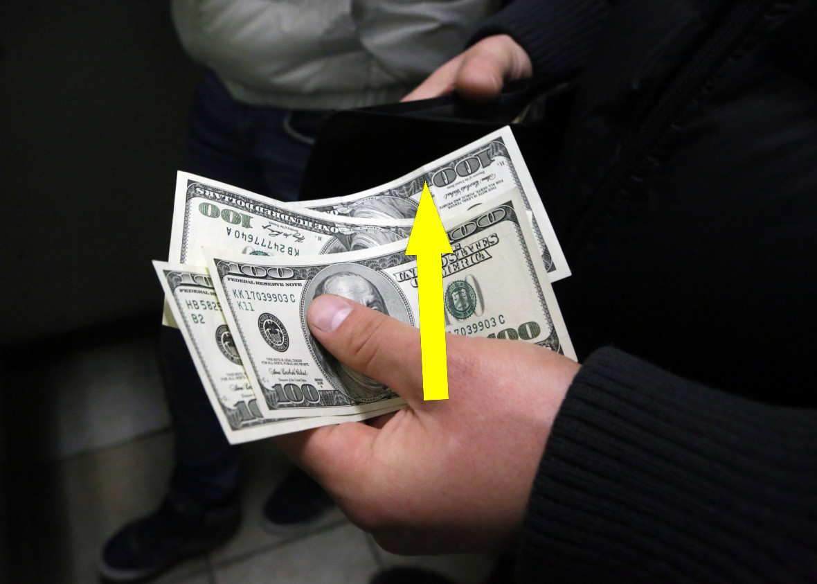    Доллары под подушкой. Как обмен валюты стал настоящим испытанием