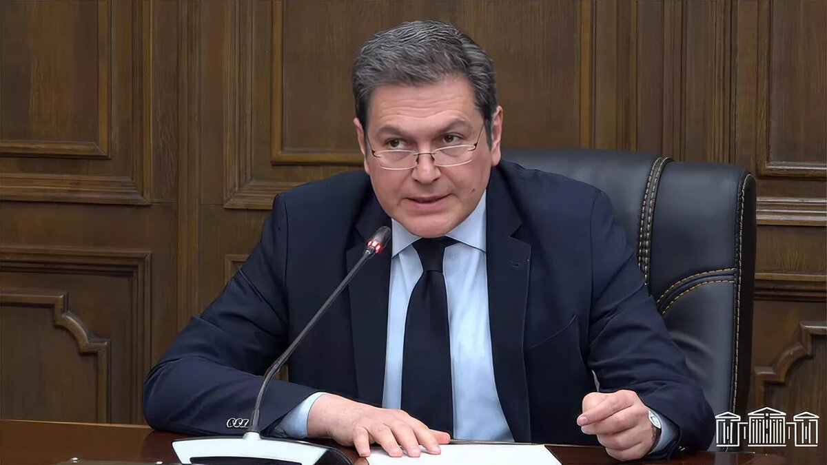 На данном этапе трудно оценить риски возможного выдворения нелегальных мигрантов из США. Об этом заявил журналистам в парламенте замглавы МИД Армении Паруйр Ованнисян, отвечая на вопрос Sputnik Армения.
На днях новый глава пограничной службы США Том Хоман пообещал начать массовую высылку всех нелегальных мигрантов, особенно связанных с криминальным миром.
В первую очередь, отметил Ованнсмян, это заявление касалось соседней с США страны (имеет в виду Мексику - ред), поэтому нужно понять, что последует для иммиграционных потоков их других направлений.
"Даже Мексика пока не может до конца оценить возможные риски", - добавил он.
Отметим, что в США поживает более 1 млн армян (в том числе в результате иммиграции из Армении после распада СССР).