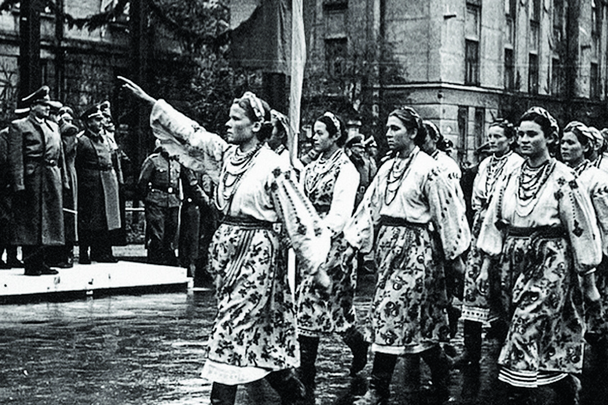 Жители Львова приветствуют армию Третьего Рейха, 1941 год