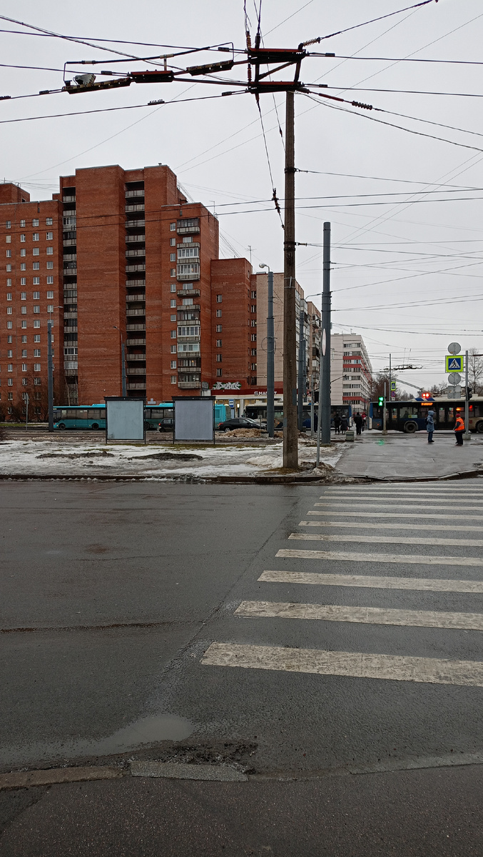 Но, когда сделала фото рядом с Авангардной улицей, поняла, что снимать этот район, для сравнения фотографий города вечером и днём, не совсем правильно