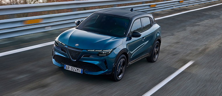 Alfa Romeo Junior Ibrida Q4 выходит на европейский рынок по цене от 37 000 евро: гибридный полный привод и богатое оснащение.