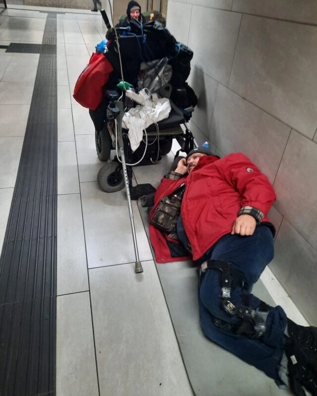    Прошлую зиму инвалид провел, кочуя по торговым центрам — там хоть не замерзнешь. Фото: Из личного архивa/ Сергей Круглян