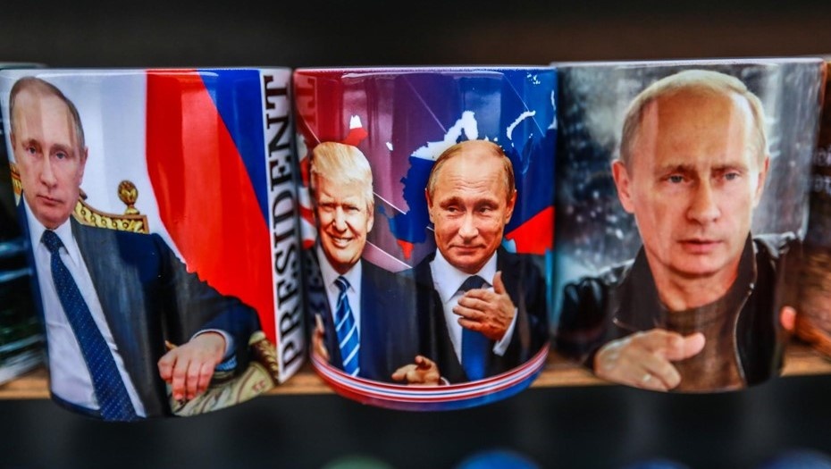    Петербург. Продажа сувениров с изображением Президента РФ Владимира Путина и президента США Дональда Трампа Автор фото: Коньков Сергей