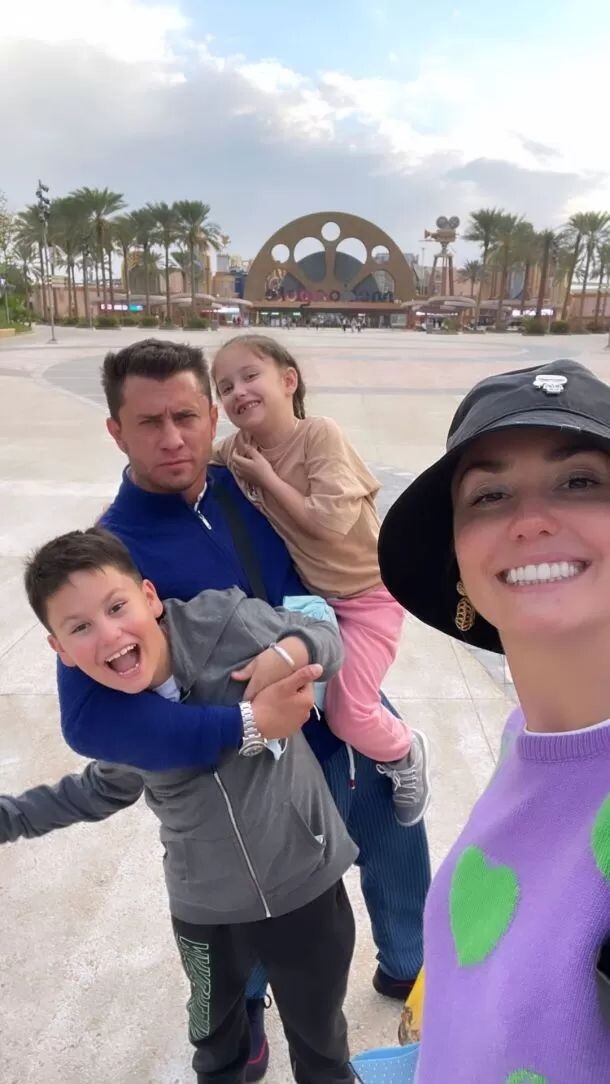 Агата Муцениеце и Павел Прилучный с детьми/ Фото: Instagram (владелец компания Meta признана в России экстремистской и запрещена)