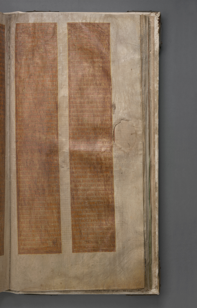 Страница 571 с наставлением в покаянии. Поле с текстом окрашено пурпуром, выцветшим от времени