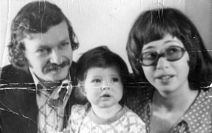 Маленькая Аня с родителями. Фото: vk.com/banshikovahome