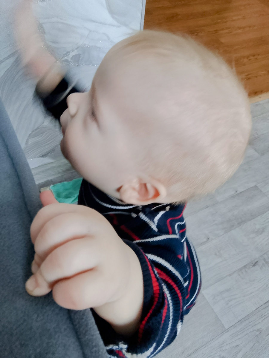 До спинке дивана уже вовсю достаёт это мы с больницы приехали только комбинезон сняла он сразу покорять дом идёт 