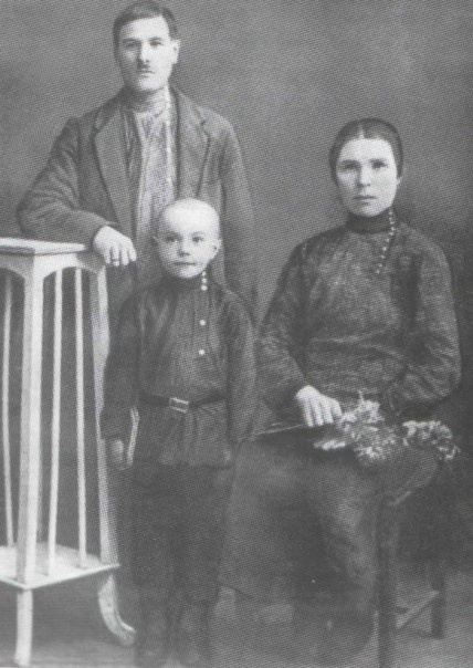 Виктор Астафьев с родителями