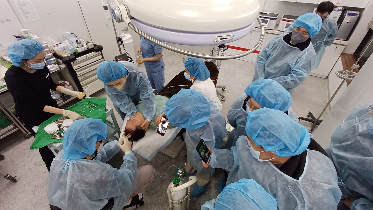 Доктор  Пак Хён Голь демонстрирует сеанс лечения выпадения волос в рамках  программы Cellpia Global Platform Academy при Miracell (Miracell)
