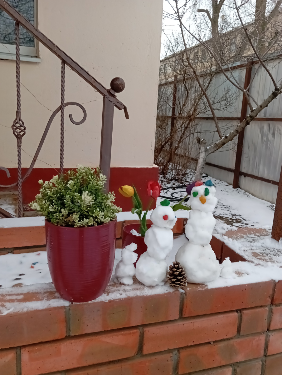 Моё фото. Семья снеговиков, внучка налепила. 