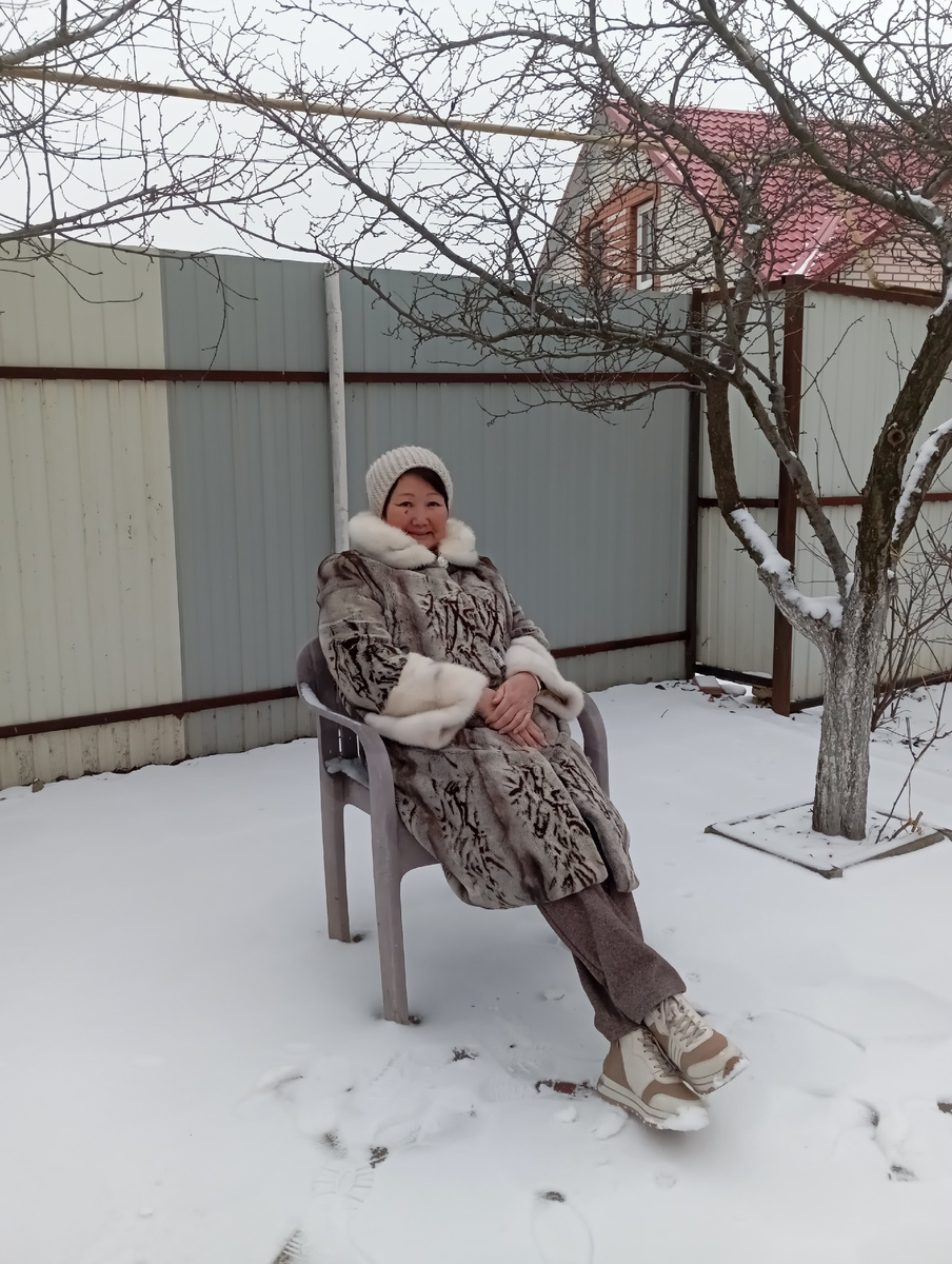 Фото внучки, сижу во дворе, ветер меня не сдует точно, габариты не те. 