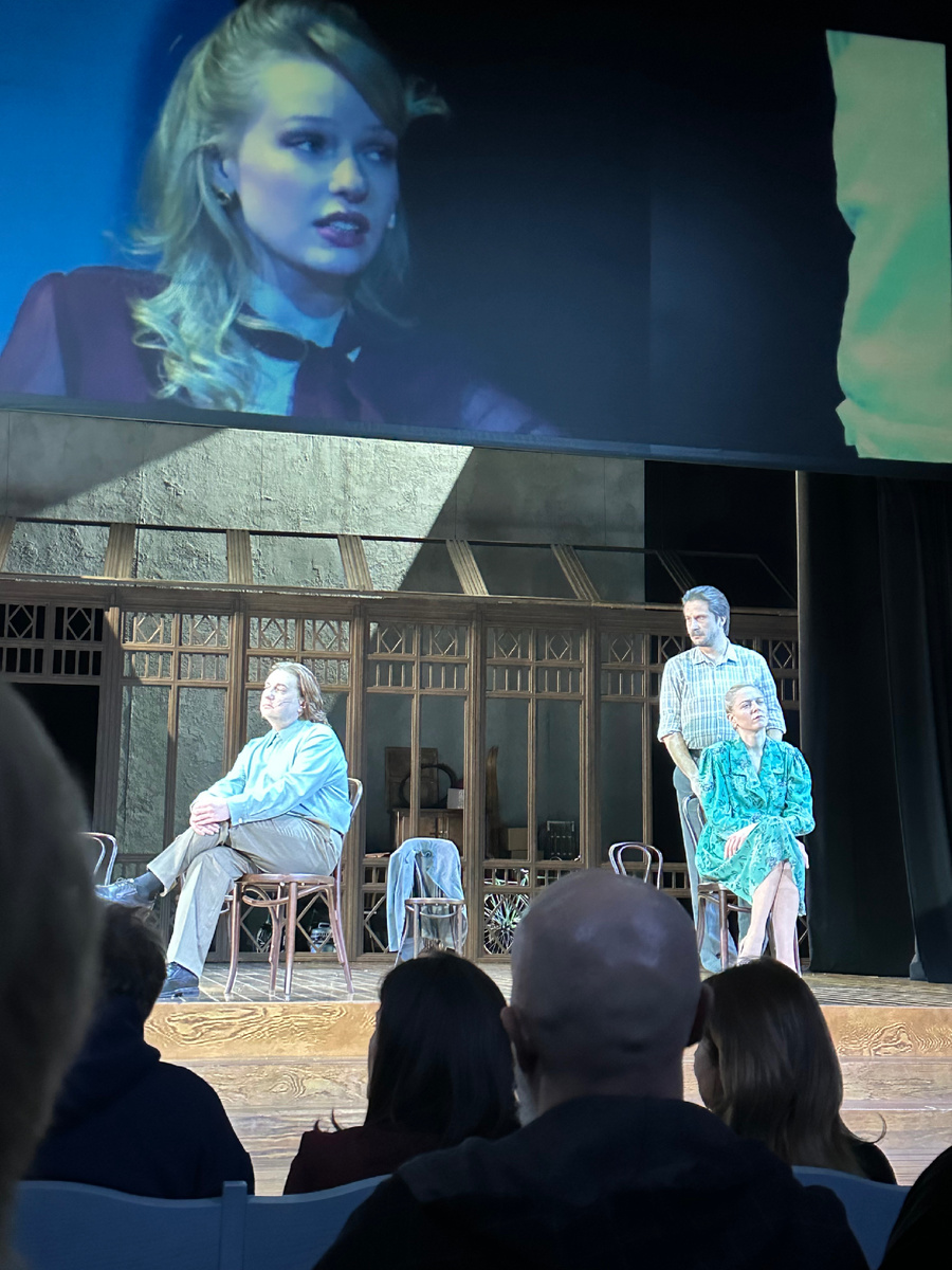 Сцена из спектакля. Слева направо: Петр Сорин, Шамраев и Полина (Кирилл Трубецкой, Александр Шумский, Александра Виноградова) . Фото автора. На экране- Ира Аркадина. 